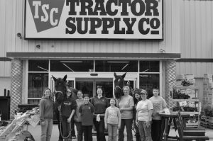 large group of 4-H'ers in front of the Tractor Supply Co
