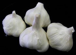 4-garlic-bulbs