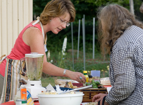 Extension expert demonstrates cooking for crowds; photo by Edwin Remsberg