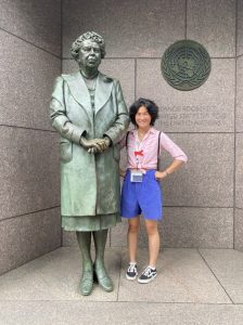4-H youth pictured with statue of Eleanor Roosevelt