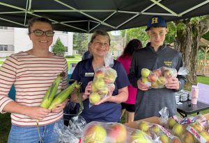 horticulture participants holding corn and apples