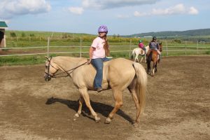 4-H member and horse practicing balance with the “around the world” game at horse camp