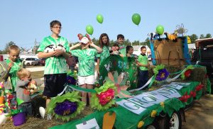 4-H Club members with their parade float